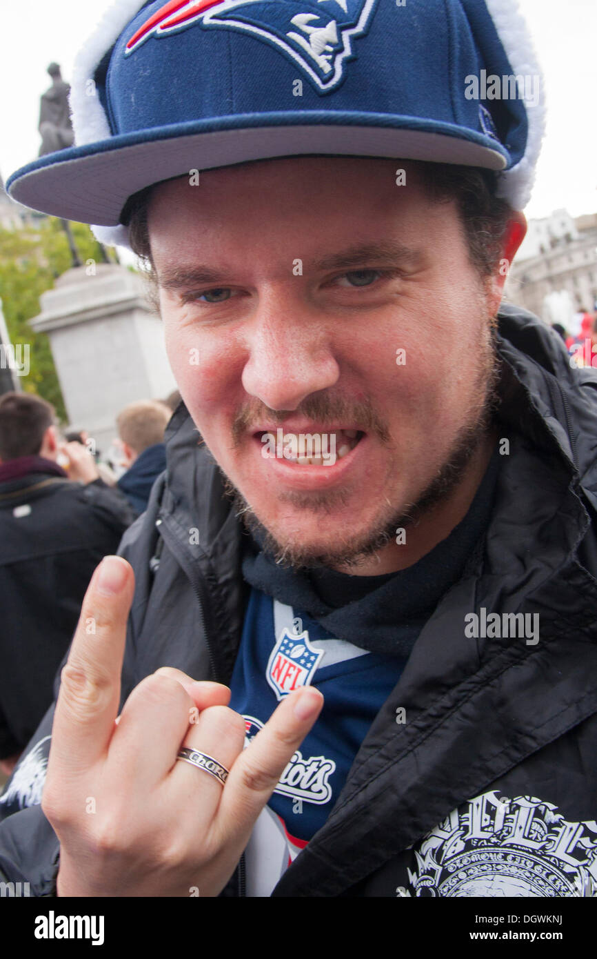 London, UK. 26. Oktober 2013. Tausende von amerikanischen Fußball-Fans versammeln sich am Trafalgar Square für die NFL Fan Rally vor der Befestigung zwischen den San Francisco 49ers und den Jacksonville Jaguars im Wembley-Stadion am Folgetag. Bildnachweis: Paul Davey/Alamy Live-Nachrichten Stockfoto