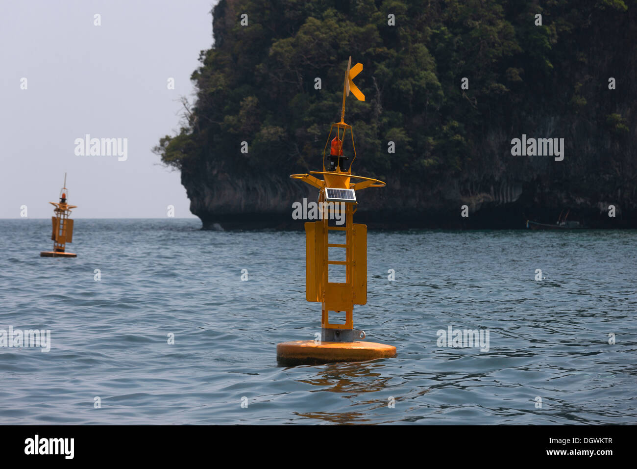 Gelbes Warnsymbol Bojen vom Tsunami Frühwarnsystem, Ko Phi Phi Island, Phuket, Thailand, Asien Stockfoto