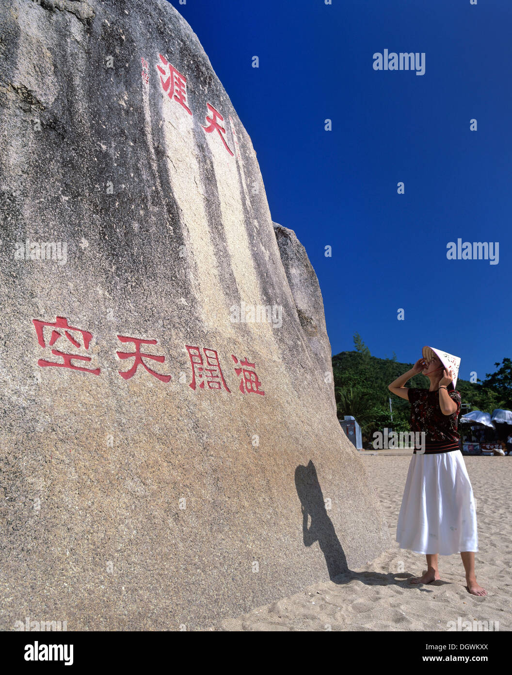 Tianya Haijiao, The End of Heaven und Rand des Meeres, Frau vor Felsen mit Inschriften, Sanya, rock-Formation in der Stockfoto