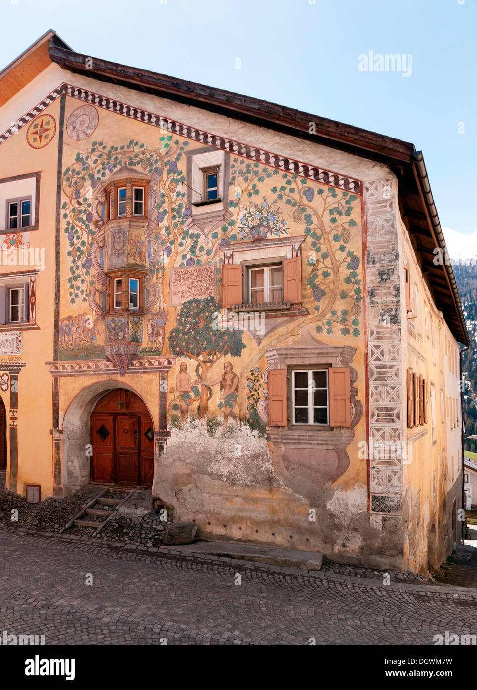 Adam und Eve House in Ardez, Fassade, Lueftlmalerei Wandmalerei, Ardez ...