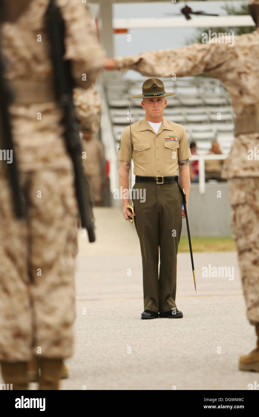 Staff Sgt Joshua Smith, ein Drill Instructor für Platoon 3097, Lima Company, 3. rekrutieren Training Bataillon Uhren seine Rekruten Stockfoto