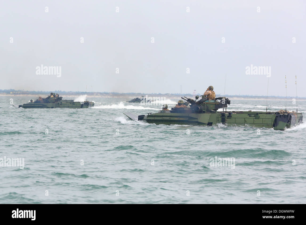Amphibische Fahrzeuge mit 2. Assault Amphibian Battalion, 2. Marine-Division, erstelle ich eine gerade Linie Formation während einer amphibischen Operation am Onslow Beach an Bord der Marine Corps Base Camp Lejeune, 18. Oktober 2013 beginnen. "Die amphibische Operation Stockfoto