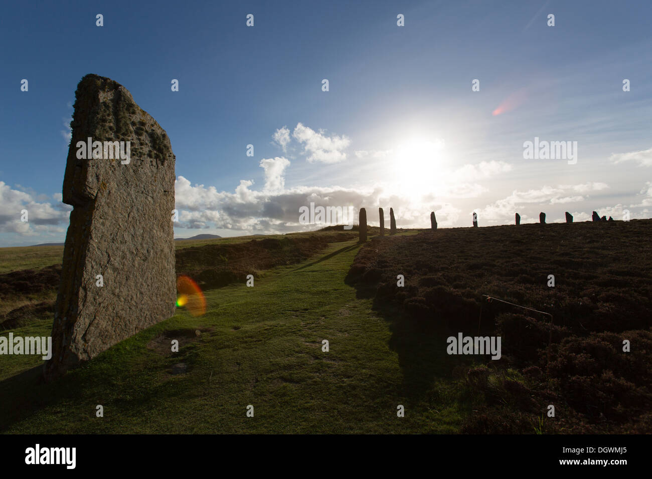 Inseln von Orkney, Schottland. Malerische Silhouette Blick auf Orkney historischen Ring of Brodgar. Stockfoto