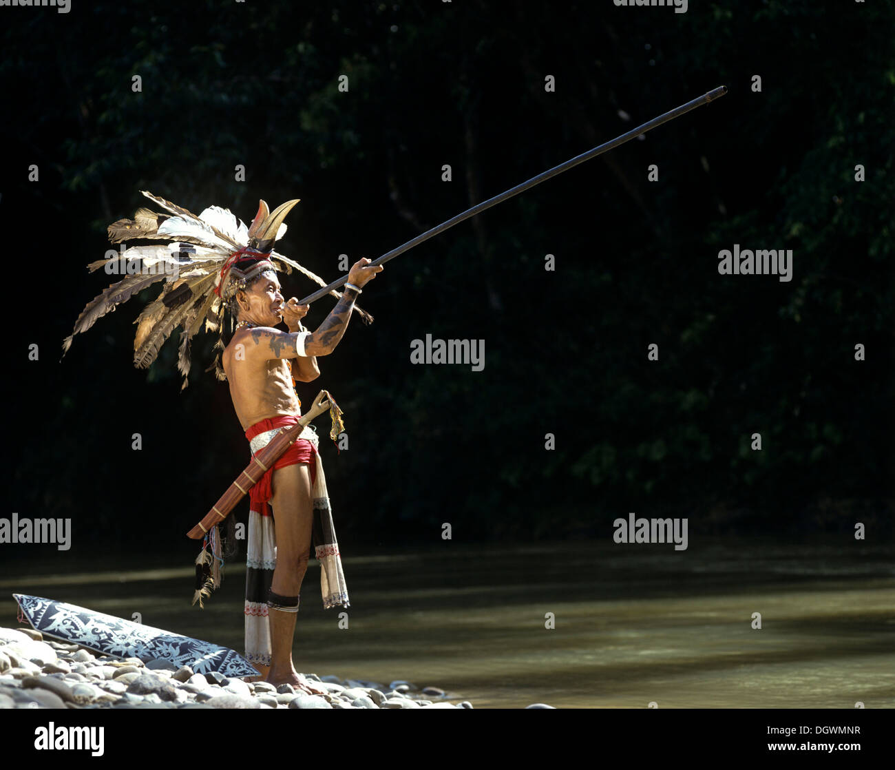 Headhunter der ethnischen Gruppe der Iban Menschen mit dem Blasrohr Skrang Fluss, Rajang, Sarawak, Borneo, Malaysia Stockfoto