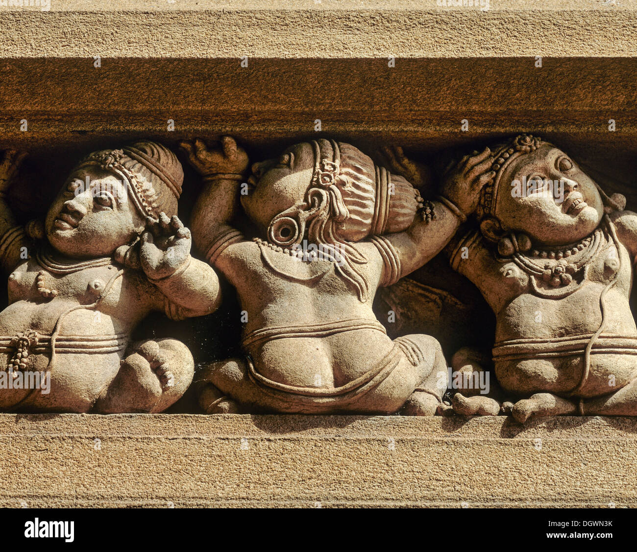 Raja Maha Viharaya, Ganas, Goblins auf dem Fries, Stein Skulpturen, erlernte, Westprovinz, Sri Lanka Stockfoto