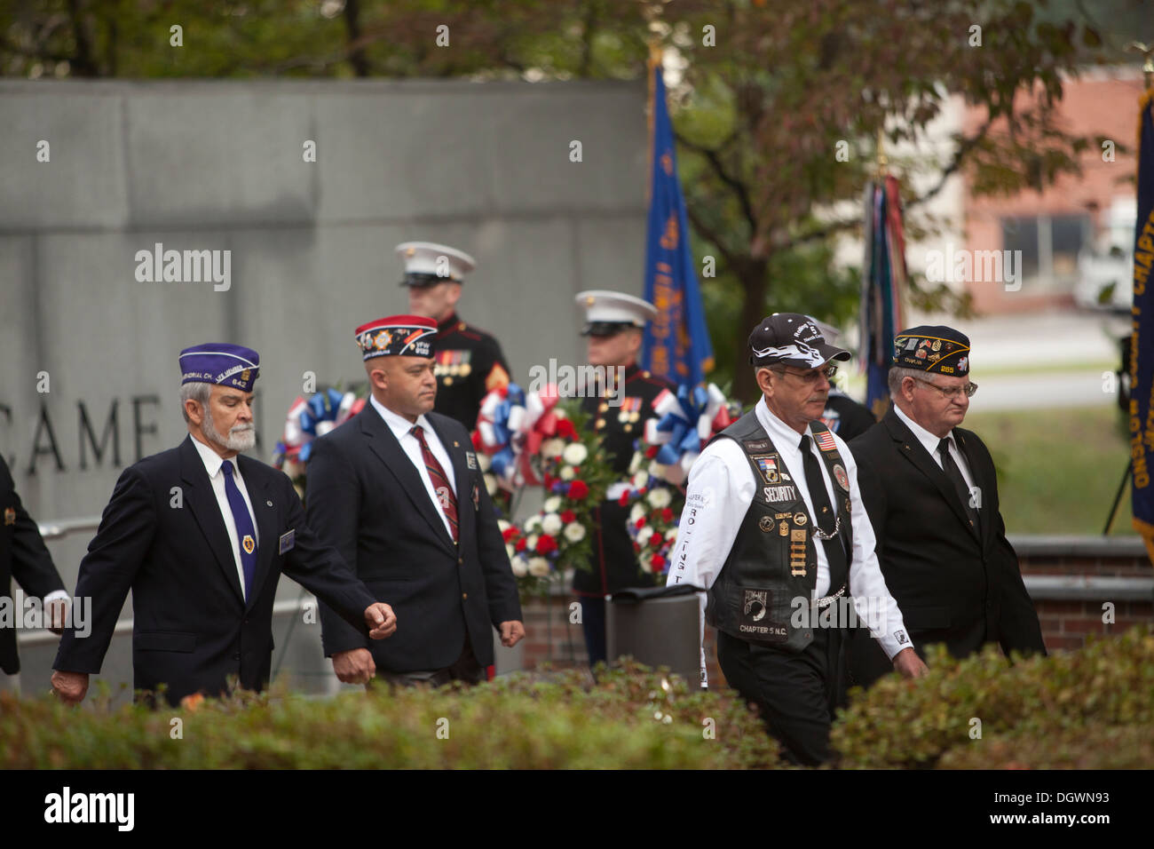 Veteranen Marsch nach vorne während der 30. Beirut Beobachtung Gedenkfeier in Jacksonville, NC, 23. Oktober 2013. Die Zeremonie wird jährlich an die Service-Mitglieder erinnern, die in der 23. Oktober 1983 Bombardierung des 1. Bataillon, 8. Marines Headquarte starb Stockfoto