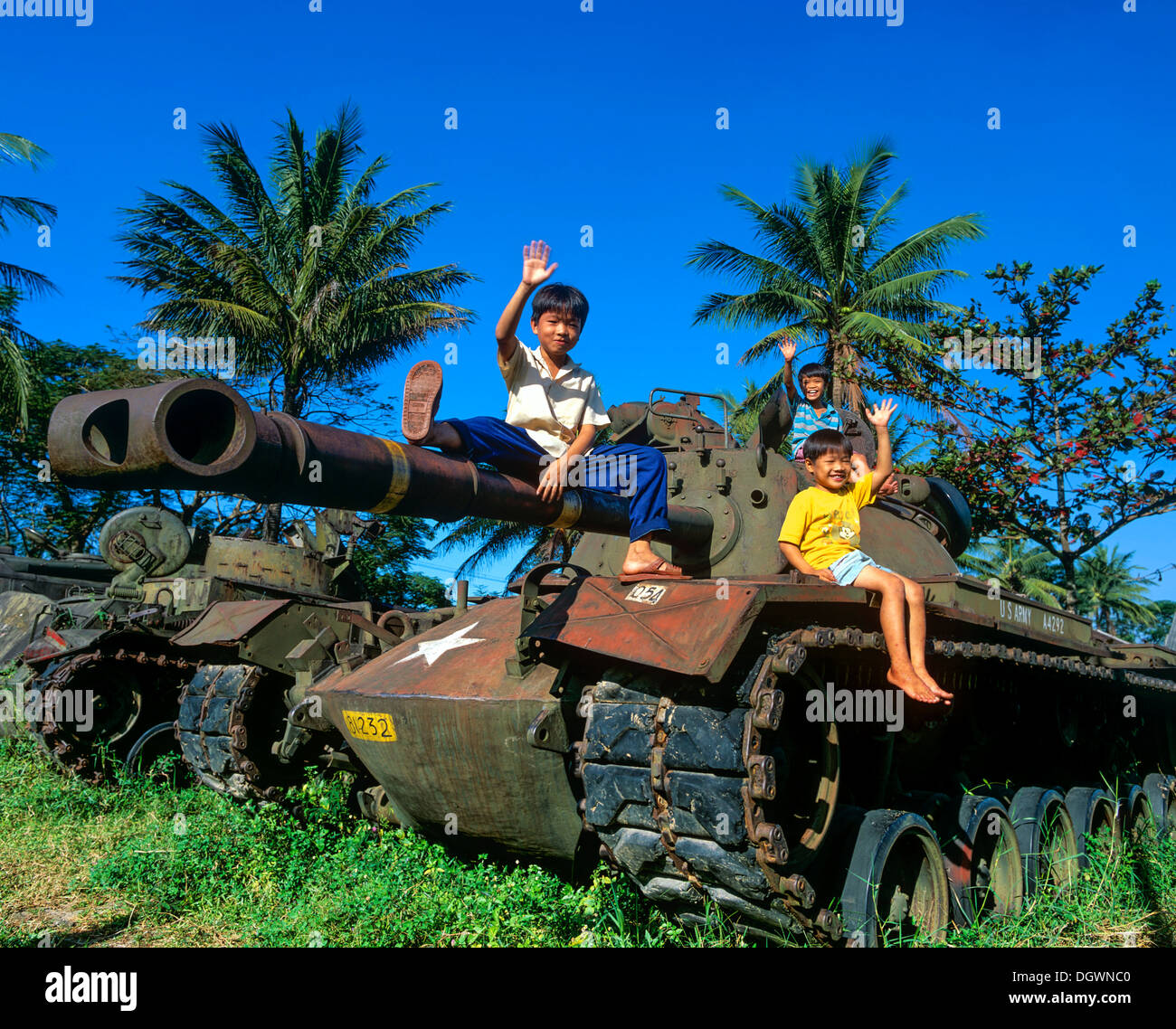 Winken Kinder sitzen auf einem M48-Panzer aus der US-Armee, Hue, Provinz Thua Thien-Hue, Vietnam Stockfoto
