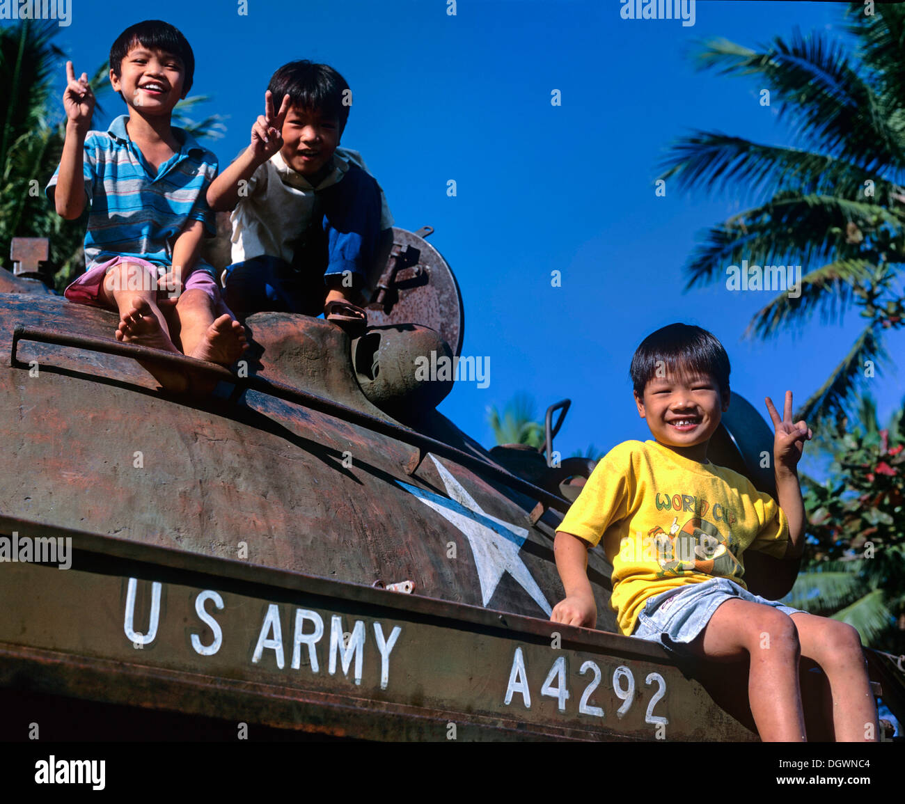 Kinder machen einen Sieg melden Sie auf einem M48-Panzer aus der US-Armee, Hue, Provinz Thua Thien-Hue, Vietnam Stockfoto