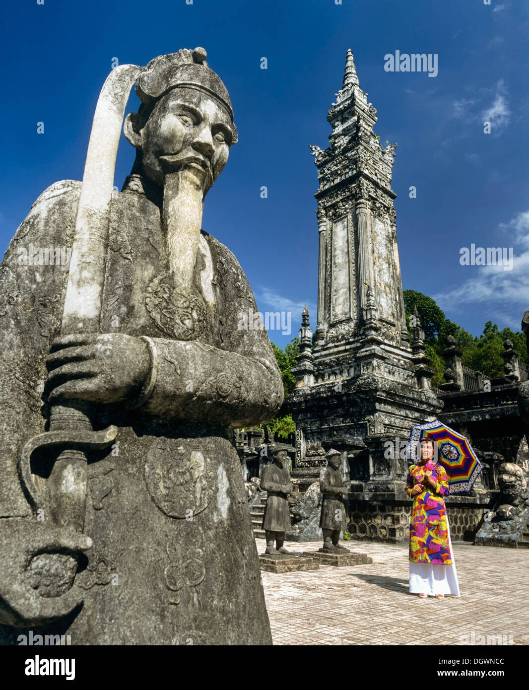 Khai Dinh Grab machte Mandarin Soldaten aus Stein, Samurai-Statue, Obelisk, Frau in einem bunten traditionellen Kostüm, Hue Stockfoto