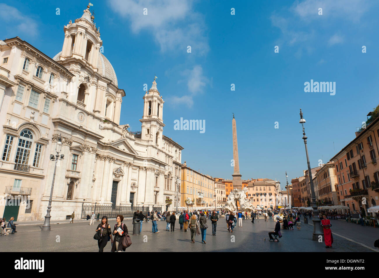 Die barocke Altstadt mit der Kirche von Sant'Agnese in Agone, römischen Obelisken, Piazza Navona Quadrat, Rom, Latium Stockfoto