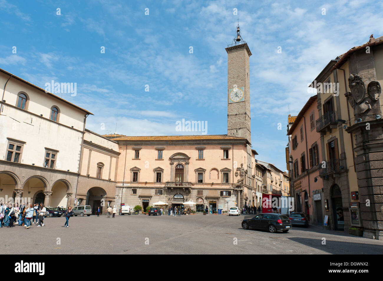 Piazza del Plebiscito, Rathaus und Marktplatz, Palazzo Comunale, links, und Palazzo Podestà mit Uhrturm, Viterbo, Latium Stockfoto