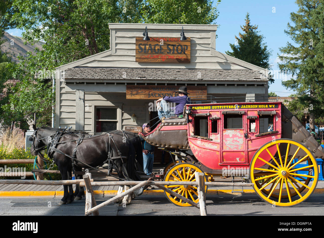 Zwei Pferde und Kutscher auf eine alte Postkutsche, Jackson Hole, Wyoming, Westen der USA, USA, Vereinigte Staaten von Amerika Stockfoto