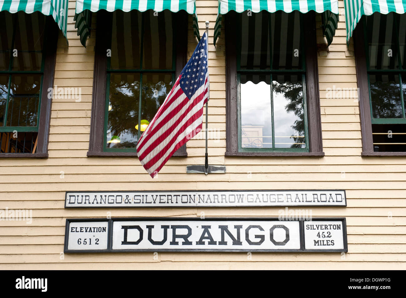 Railway Station Schild mit der amerikanischen Nationalflagge, Museumsbahn, Durango and Silverton Narrow Gauge Railroad Stockfoto