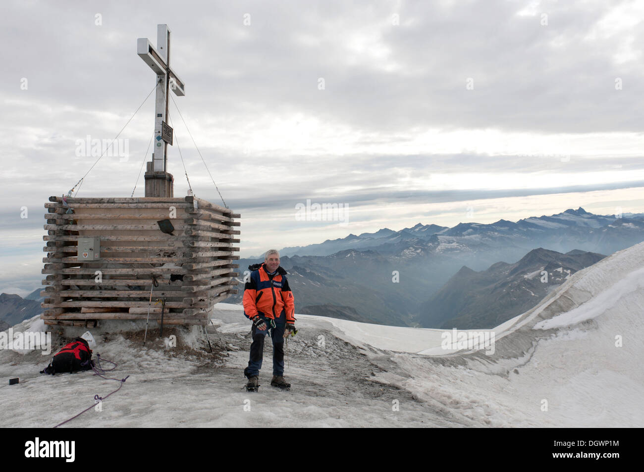 Bergsteiger, erfolgreichen Besteigung Gipfelkreuz auf dem Gipfel Mt Großvenediger 3662 m, in der Nähe von Neukirchen Großvenediger bin Stockfoto