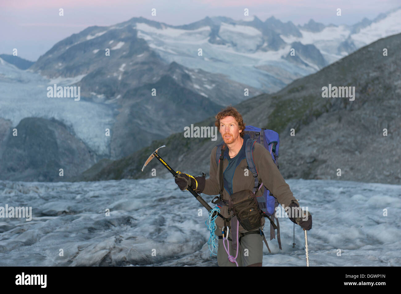 Bergsteiger, Eispickel, Gletscher Aufstieg, Klettern Mt Großvenediger, Obersulzbachkees Gletscher in der Nähe von Neukirchen bin Großvenediger Stockfoto