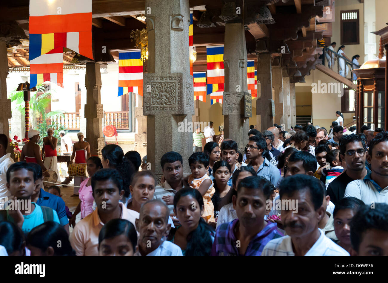 Gläubigen stehen am buddhistischen Schrein, Schlange, Sri Dalada Maligawa, der Zahntempel in Kandy, Kandy, Sri Lanka Stockfoto