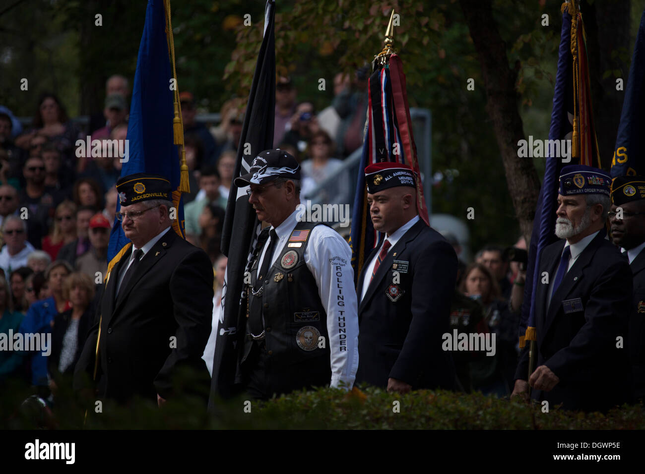 US-Marines, Matrosen und Zivilisten besuchen eine Einhaltung Zeremonie am Denkmal Beirut in Jacksonville, NC, 23. Oktober 2013. Der Stadt Jacksonville hält eine Zeremonie jedes Jahr zu Ehren und Gedenken an die betroffenen durch die Bombardierung der US-Marin Stockfoto