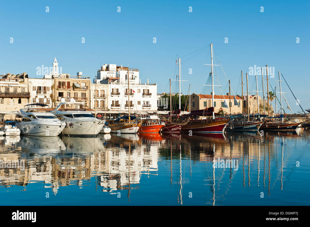 Boote und Segelboote im Hafen von Kyrenia oder Girne, mit Spiegelungen im Wasser, Girne, Kyrenia Stockfoto