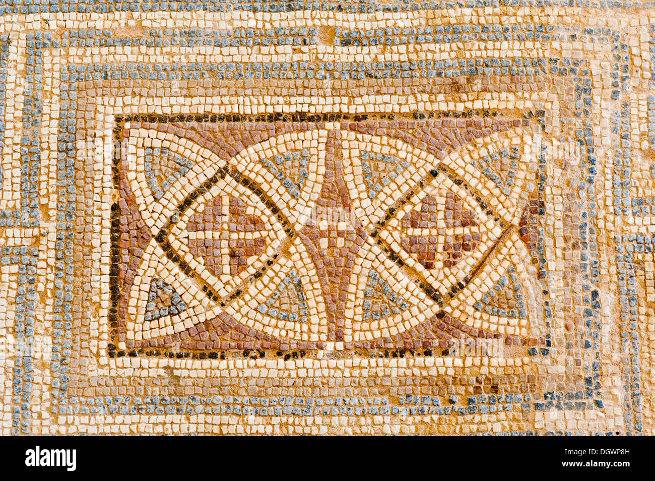 Archäologische Ausgrabungsstätte, Mosaik in der Villa des Eustolios, symbolische Blumen mit einem Kreuz, Kourion, Episkopi Stockfoto