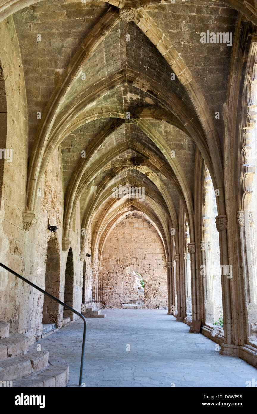 Kreuzgang, gerippte gotischen Gewölbe, Kloster Ruinen, Abtei Bellapais, Bei Girne Kyrenia, Türkische Republik Nordzypern, Zypern Stockfoto