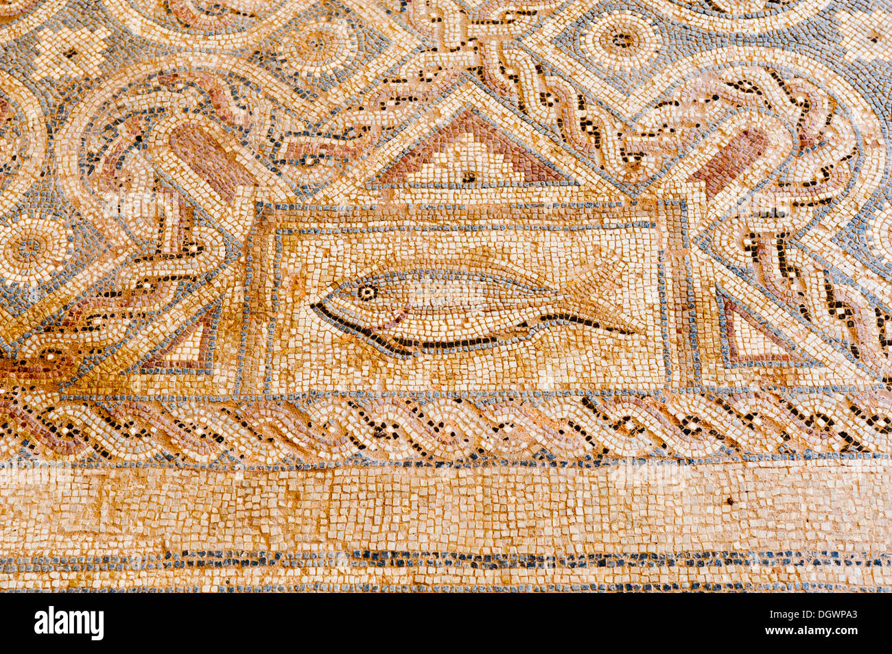 Archäologische Stätte, Mosaik in der Villa des Eustolios, christliches Symbol und Fisch OrnamentsArchaeological Ausgrabungsstätte, Stockfoto