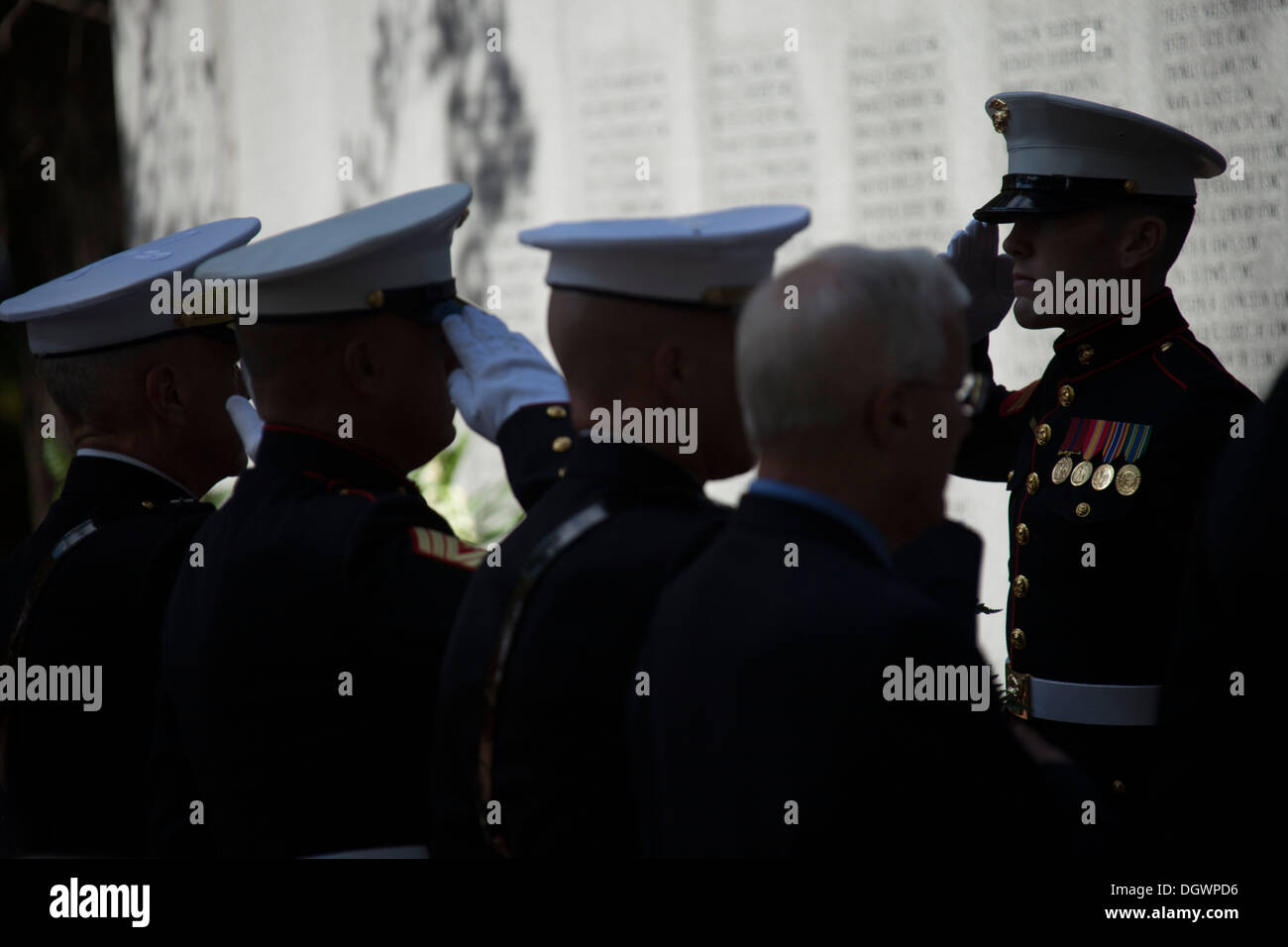 US-Marines, Matrosen und Zivilisten Gruß im Rahmen einer Einhaltung Zeremonie am Denkmal Beirut in Jacksonville, NC, Okt. 23, Stockfoto