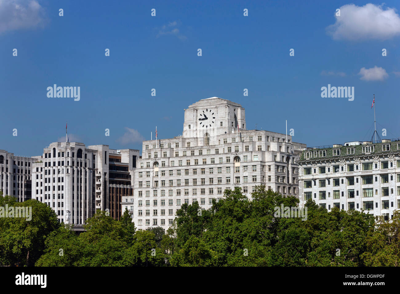 Adelphi Gebäude, Shell Mex Haus und Savoy Hotel am Nordufer der Themse, London, England, Vereinigtes Königreich, Europa Stockfoto