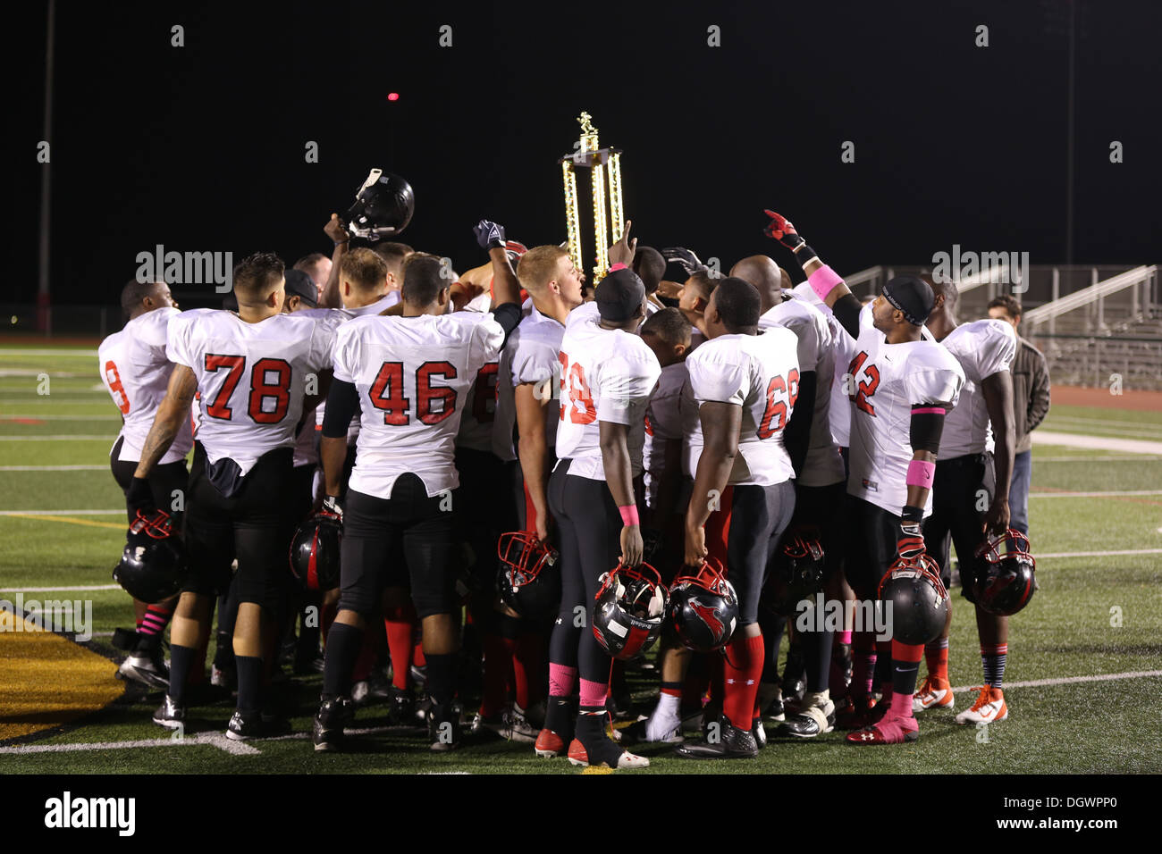 Die Marine Corps Air Station Miramar Falcons hissen die Gold Division Trophäe bei Paige Field House an Bord der Marine Corps Base Camp Pendleton, Kalifornien, 22 Oktober. Die Falcons Punkte 34 im Spiel gegen die 11. Marine-Kanone Cockers. Stockfoto