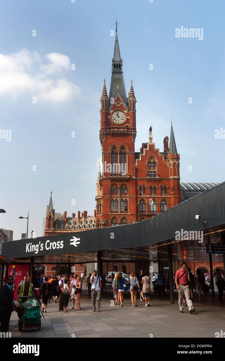 Neugotische St. Pancras Station mit Uhrturm, Kings Cross U-Bahn-Station, London, England, Vereinigtes Königreich, Europa Stockfoto