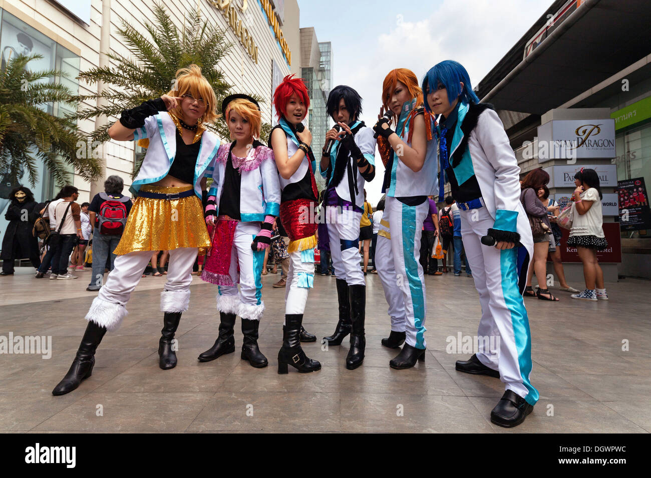 Cosplay, Harajuku, Gruppe von Fans verkleidet als japanische Manga-Figuren vor dem Einkaufszentrum Siam Paragon, Bangkok Stockfoto