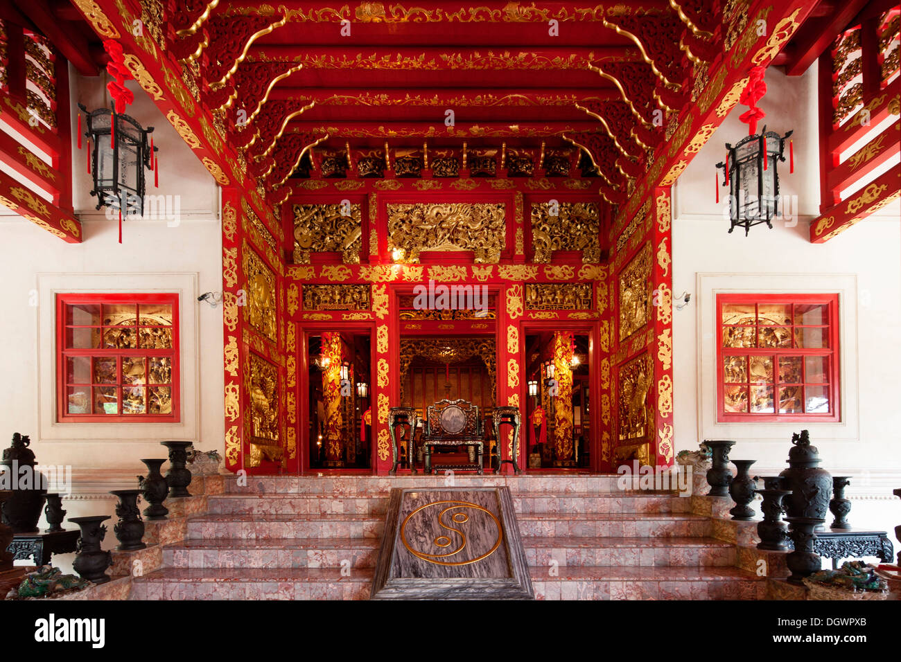 Bang Pa-in, Eintritt in die Phra Thinang Wehat Chamrun Tempel, Sommerpalast der königlichen Familie, Ayutthaya, Thailand, Asien Stockfoto