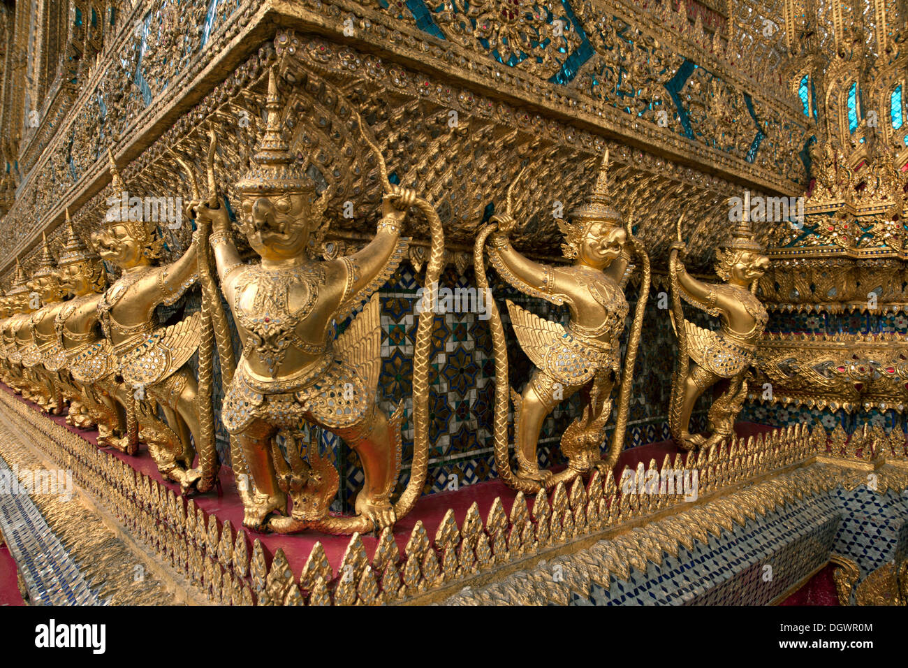 Garuda mit Nagas, vogelartigen Fabelwesen in der Kapelle des Smaragd-Buddha, Tempel Wat Phra Kaeo, Krung Thep Bangkok Stockfoto