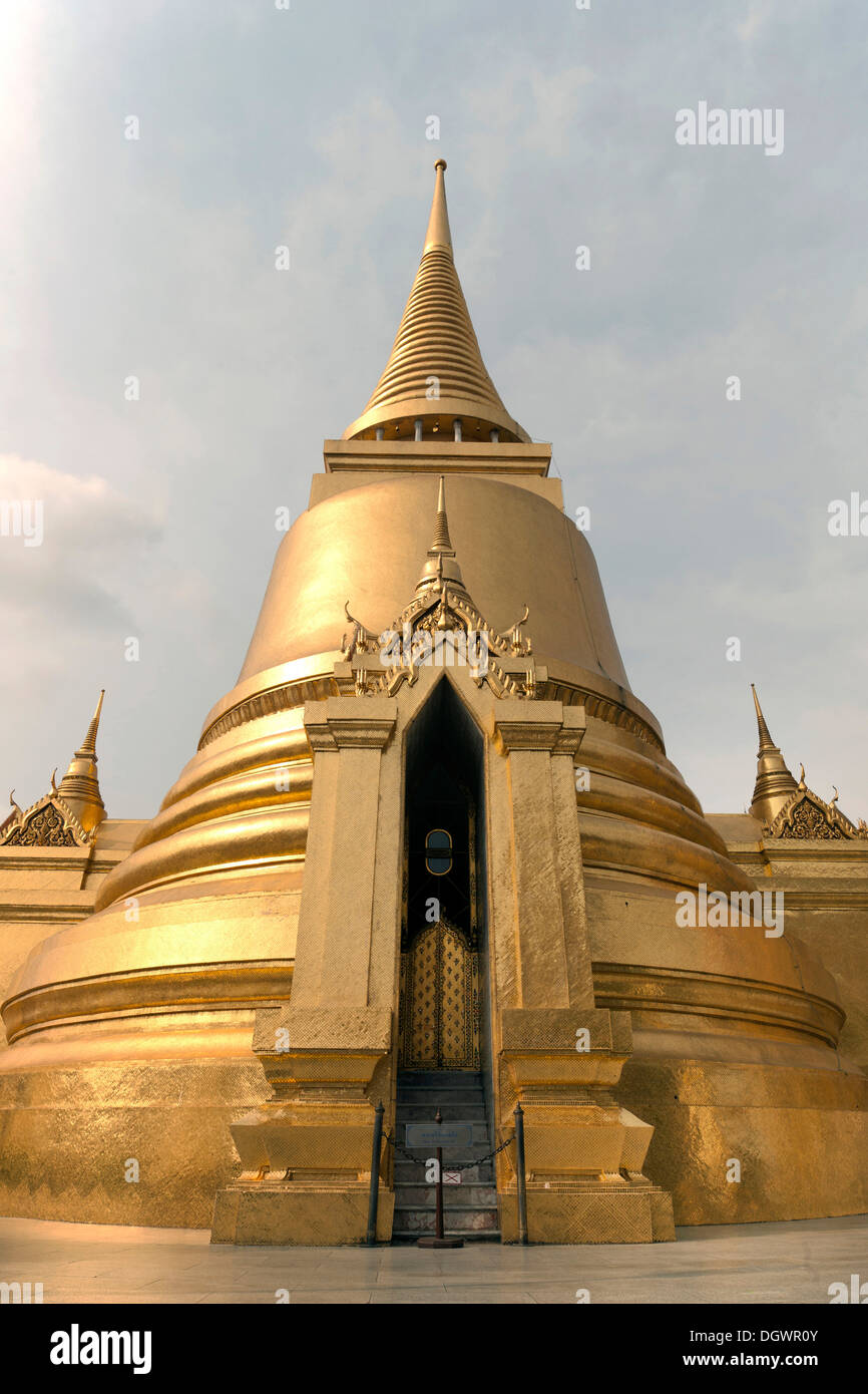 Eingang des Phra Sri Rattana Chedi, Wat Phra Kaeo, Krung Thep, Bangkok, Thailand, Asien Stockfoto