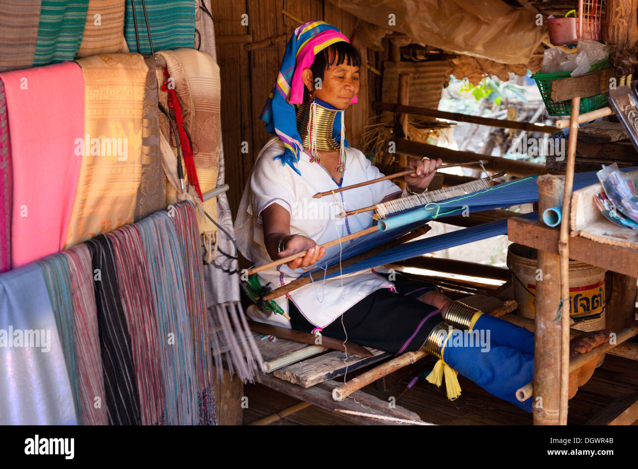 Lang-necked Padaung Frau tragen Halsringe weben ein Kleidungsstück hill Tribes, Chiang Rai, nördlichen Thailand, Thailand, Asien Stockfoto