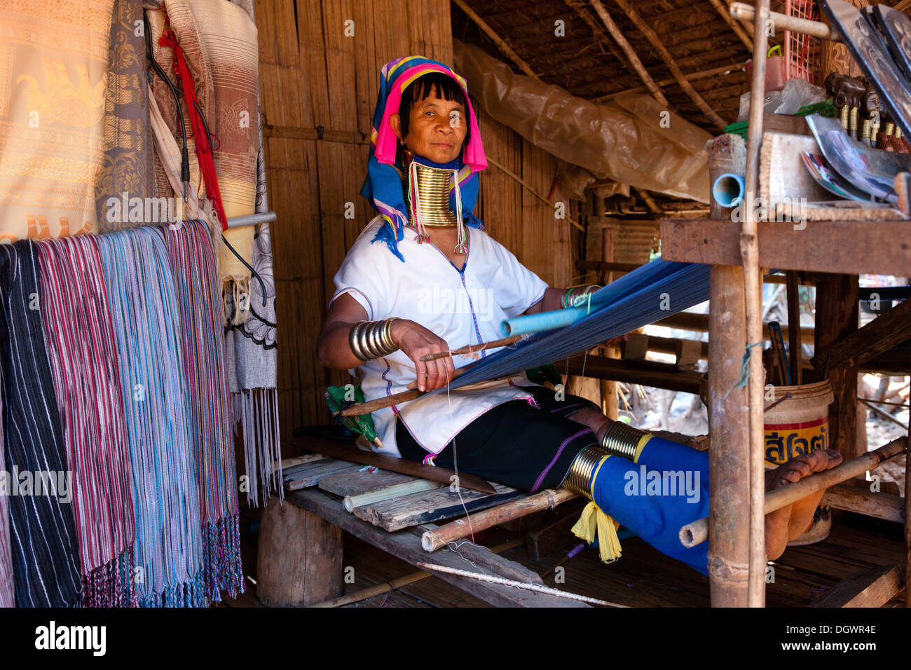 Lang-necked Padaung Frau tragen Halsringe weben ein Kleidungsstück hill Tribes, Chiang Rai, nördlichen Thailand, Thailand, Asien Stockfoto