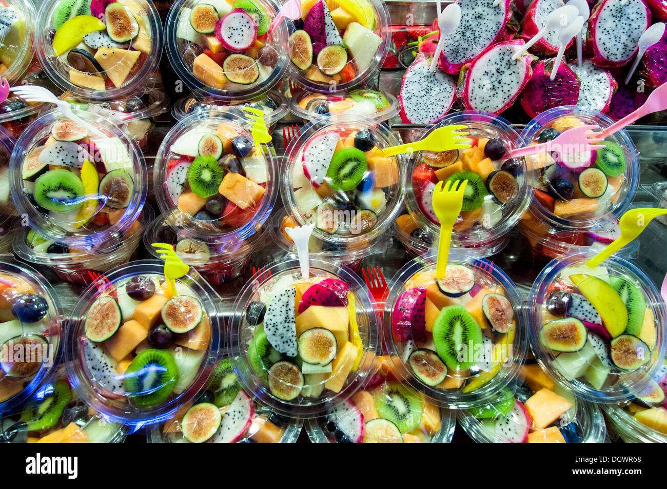 Gemischte frische Früchte Schneiden fertig zum Verkauf an Mercat De La Boqueria, El Raval, Barcelona, Katalonien, Spanien Stockfoto