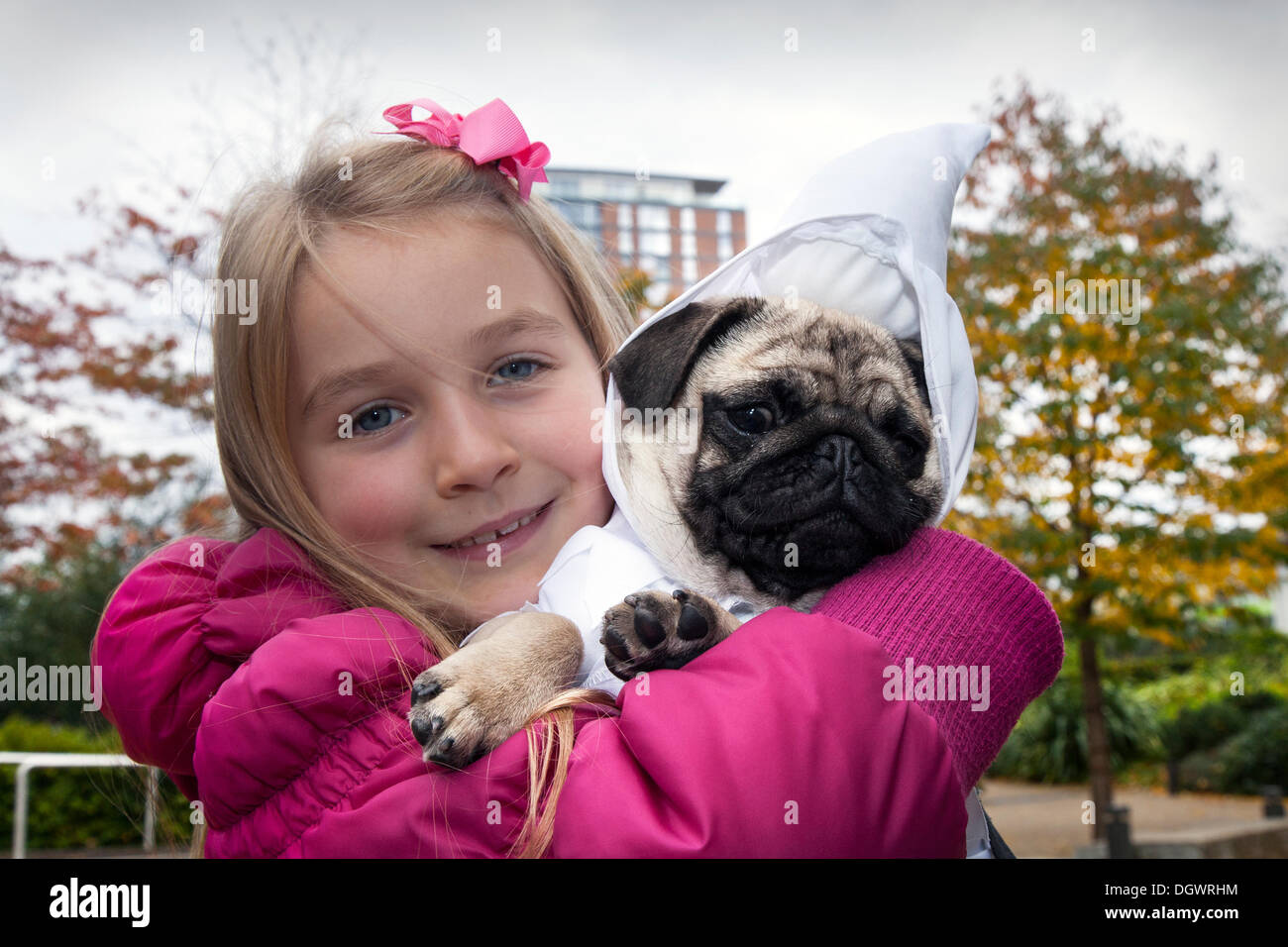 Manchester, Großbritannien, 26. Oktober, 2013. Libby McCoy, 7 Jahre alt aus Chorley, mit ihrem Mops in Kostüm, an den Kais, Trafford Park, Manchester offen Wochenende. Stockfoto