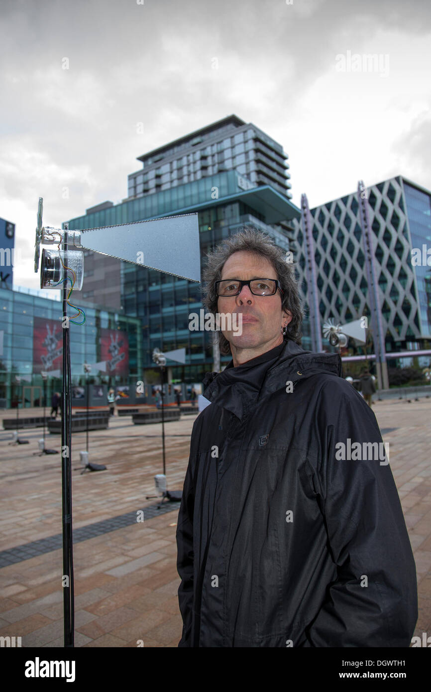 Mark Anderson mit Geräte & Maschinen sammeln und Verstärken von Schallwellen in Manchester, UK Phantom ist ein Feld sound art Installation mittels Windkraft Synthesizer ein Array an den Kais, Trafford Park, an der Manchester offen Wochenende zu beeinflussen. Ein Wochenende der Veranstaltungen Führungen, Gespräche mit faszinierenden jenseitigen Sounds vom Wind angetriebenen Instrumente außerhalb der BBC Media Center. Stockfoto