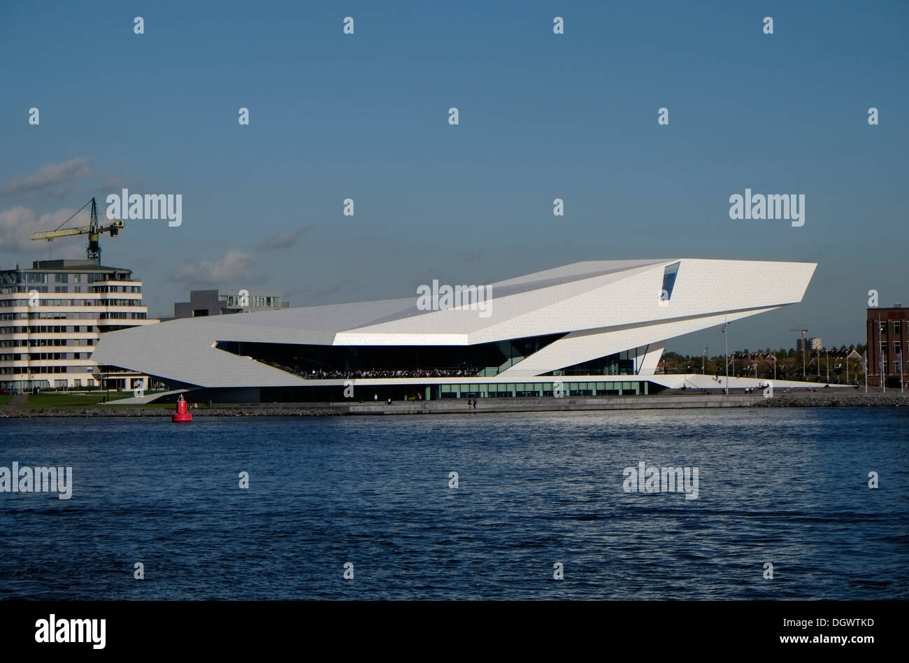 Das von Delugan Meissl Associated Architects entworfene Kino-Museum EYE Filmmuseum befindet sich am nördlichen Ufer des Flusses IJ im Stadtteil Overhoeks von Amsterdam in den Niederlanden. Stockfoto