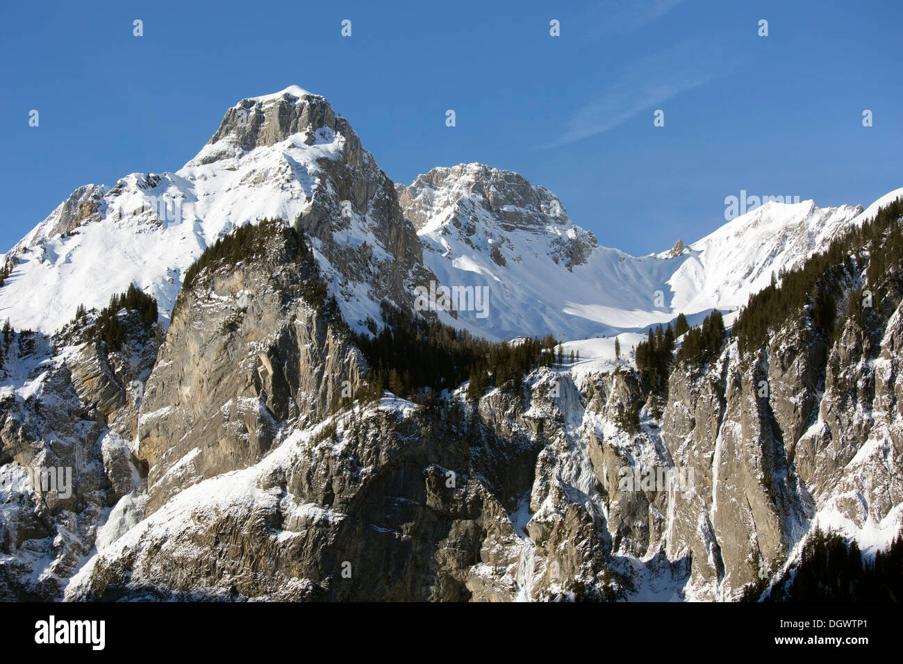 Chlyne Lohner und Lohner Berg, Hellhore Berg an der Front, Bunderspitz Berg auf der linken Seite, Berner Alpen Stockfoto