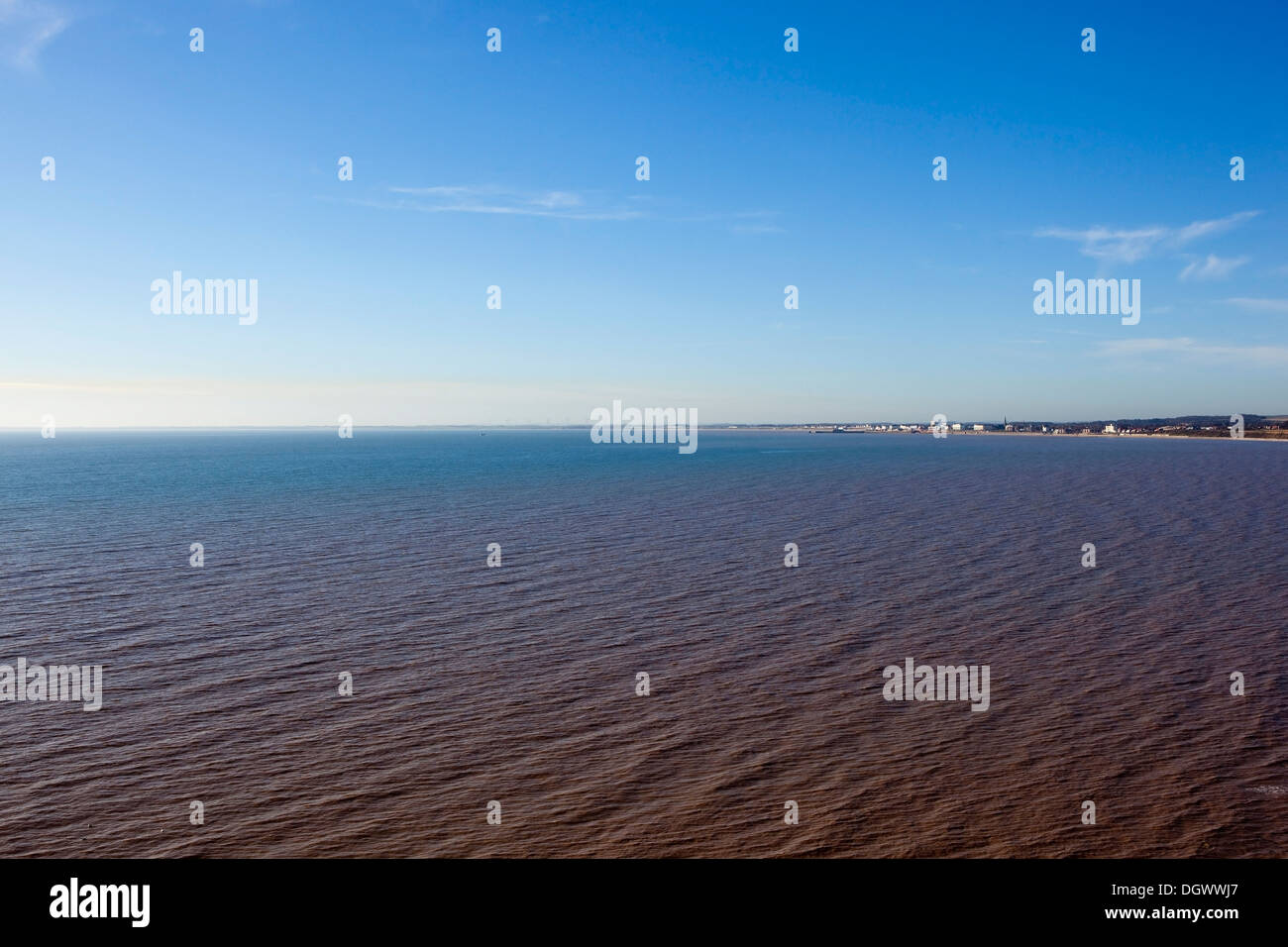 Blauer Himmel über die wellige Wellen an der Nordsee in Bridlington Bay an der Ostküste von Yorkshire Stockfoto