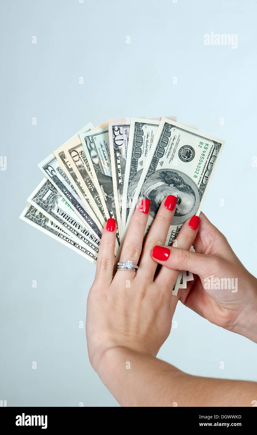 Handvoll Dollar American Rechnungen in Frauenhand aufgefächert Stockfoto