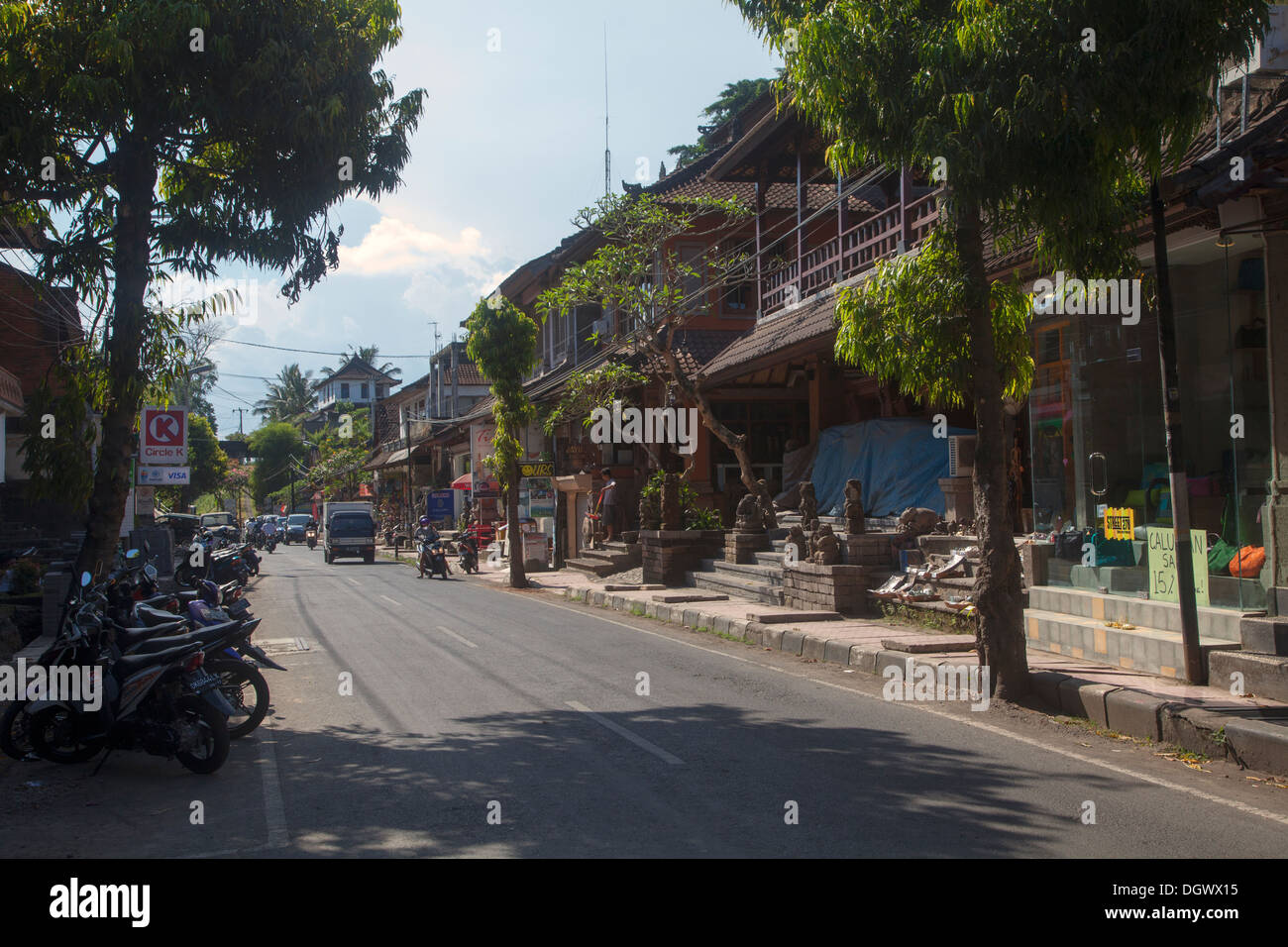 Straßenszene Ubud Bali Indonesien leerstehenden Läden urban Jalan Kleingewerbe Geschenke Kunst Artefakte Attraktion Touristen Destination Asien Stockfoto