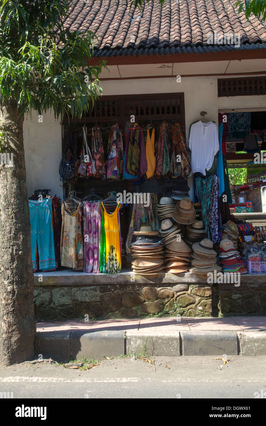 Kleidung einkaufen Souvenirs-Geschenke, die Ubud Bali Indonesien Asien Farbe bunte Elemente Touristen Attraktion Ziel traditionellen präsentiert Stockfoto