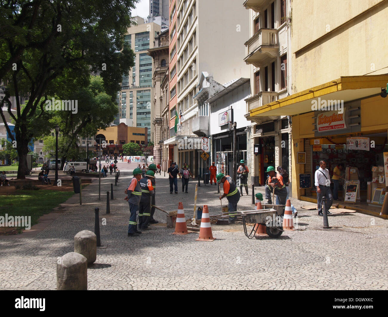 City Center Sao Paulo ein Bauteam reparieren den Bürgersteig Stockfoto