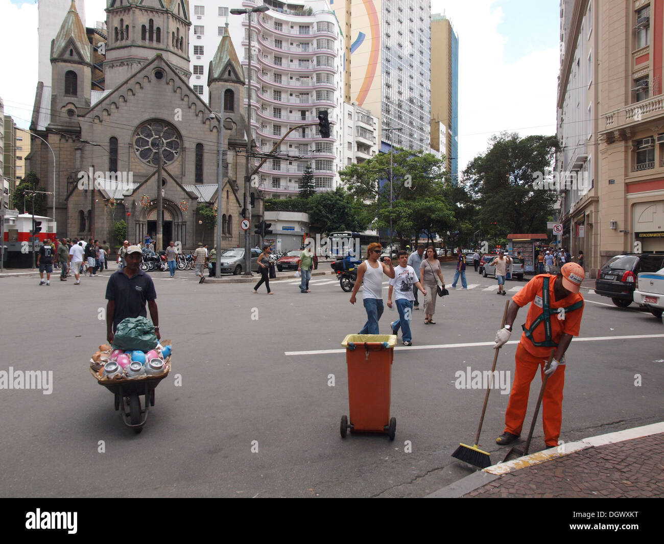 Stadtzentrum von Sao Paulo, eine Straße Reiniger und ein Mann mit einer Schubkarre zu liefern Stockfoto