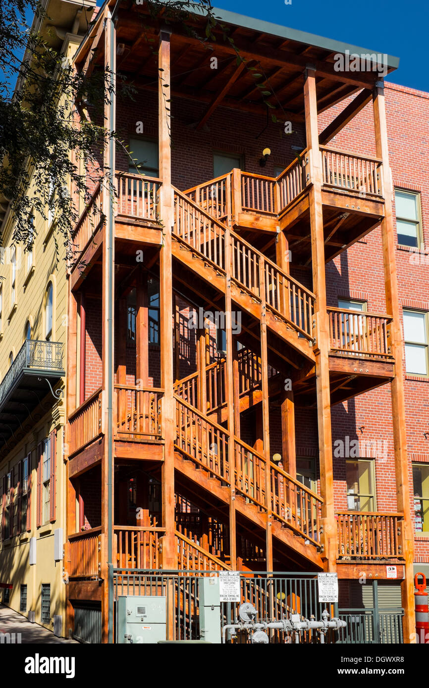 Eine Holztreppe auf der Rückseite eines Gebäudes in Old Town Sacramento Historic Park, Kalifornien Stockfoto