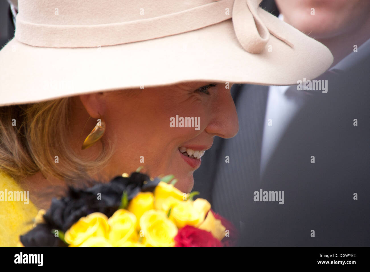 Königin Mathilde macht ihren freudigen Einzug in Lüttich mit König Philippe. Das Königspaar begrüßte in einer Menge von 8000 Personen. Stockfoto