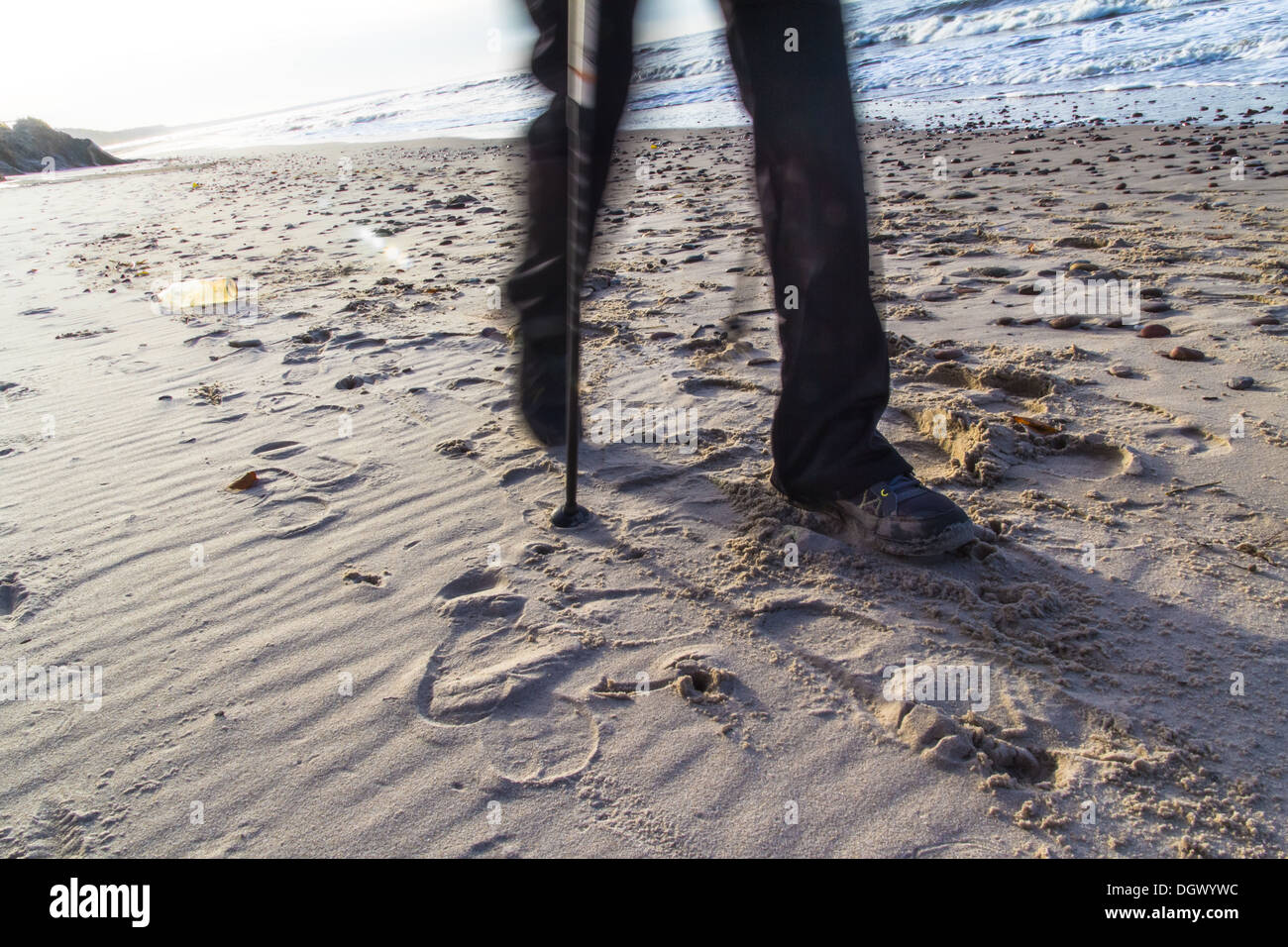 Füße des Menschen pflegen, Nordic-walking am Strand Stockfoto