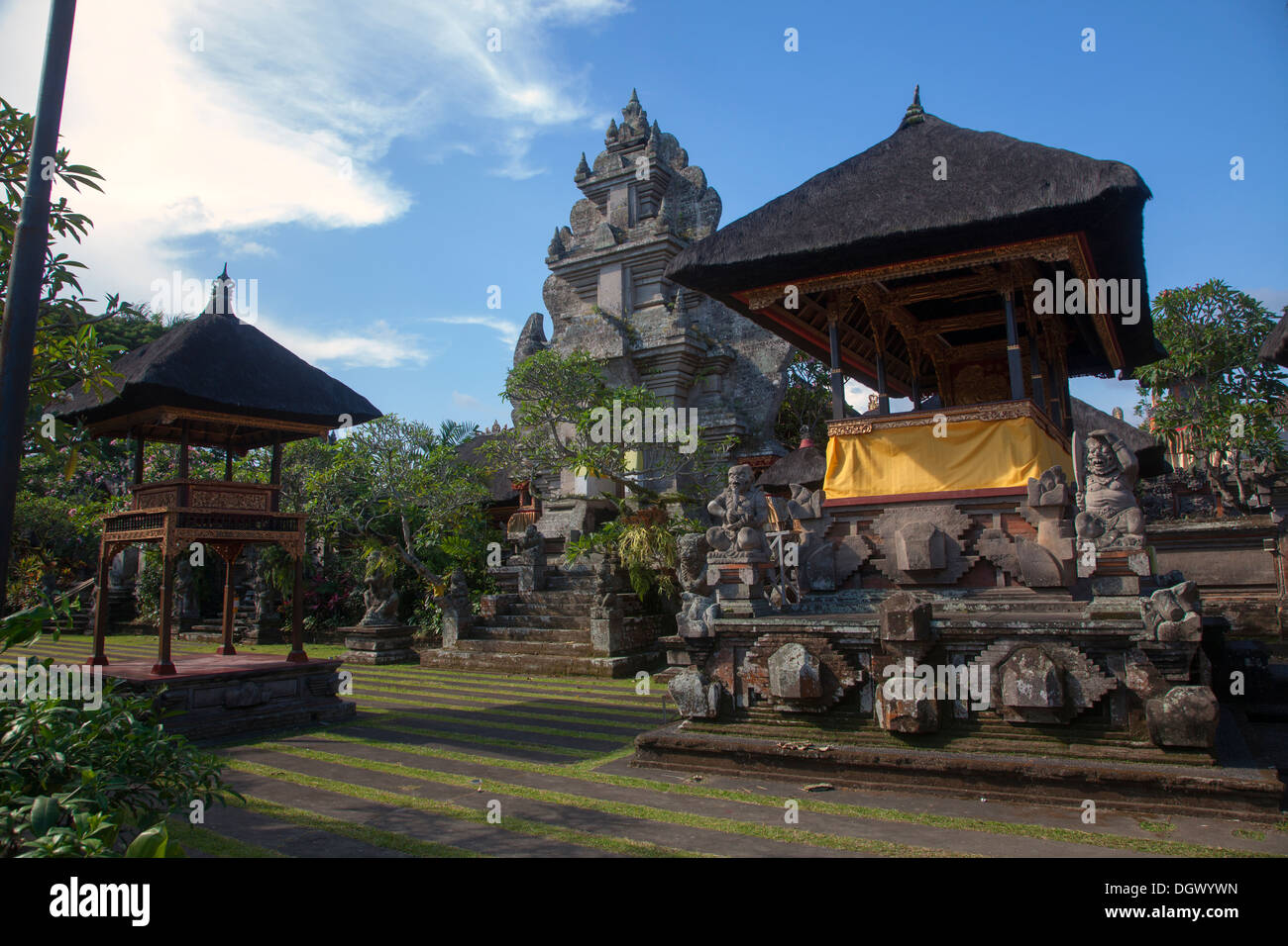 religiöse Strukturen Ubud Bali Indonesien Pavillon vor Ort Anbetung Götter Tempel Bereich traditionelle Tradition Bedeutung Kunstskulptur Stockfoto